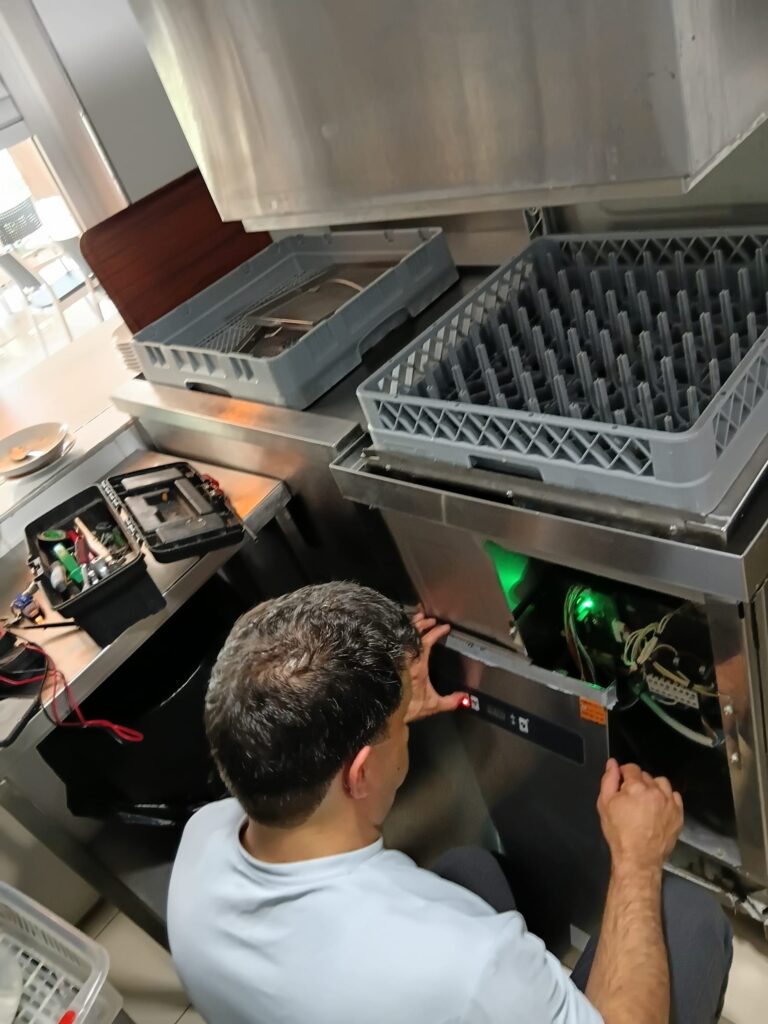Aydın Beyaz Eşya Tamircisi 0531 558 87 07 Türkiye'nin ev aletleri tamiri servis sağlayıcı firmasıdır. Aydın'da buzdolabı, deepfreeze, klima, bulaşık- çamaşır makinesi tamiri yapan müşteri memnuniyeti en yüksek servis tamircisi. Ayrıca Aydın'ın en kaliteli ve en ekonomik fiyata servis ücreti alan elektrikli ev aletleri servisi.
Ayrıca Aydın'da ve İlçelerinde 7/24 her gün bakım, onarım ve montaj hizmet sunan ev aletleri tamircisi. Resmi Tatil ve Pazar günleri açık Acil elektrikli ev aletleri servisi olarak Aydın'da tamir etmekteyiz. Alo Tamir Ustası Aydın Beyaz Eşya Tamircisi 05315588707 telefon numarasını bayram tatillerinde de 7/24 arayabilirsiniz.
Aydın Beyaz Eşya Tamircisi TEL:05315588707 numarası ile Aydın'ın her ilçe ve semtinde de yanınızda. Önce Aydın Beyaz Eşya Servisi 05315588707 başta Nazilli olmak üzere birçok ilçede şubemiz bulunmaktadır. Sonra Bozdoğan, Buharkent, Efeler, Germencik, Karacasu, Sultanhisar, Yenipazar, İncirliova ev aletleri servisi diğer şubelerimize örneklerdir. Ardından Kuşadası, Didim, Karpuzlu, Koçarlı, Çine, Köşk, Söke ve Kuyucak ev aletleri servisi şubelerimiz gelmektedir.
İlk öncelikle Arçelik, Beko ve Altus marka elektrikli ev aletleri tamiri yapan Aydın yetkili servisi. Dahası Bosch, Siemens ve Profilo yetkili Aydın Beyaz Eşya Servisi. Hatta Samsung, LG, İndesit, Ariston Hotpoint, Seg, Regal gibi daha birçok markanın yetkili servisi.
Aydın Beyaz Eşya Tamircisi 0531 558 87 07 önce buzdolabı, çamaşır makinesi, bulaşık makinesi tamiri. Ardından Derin Dondurucu, Klima, Kombi ve Kurutma Makinesi tamiri yapan Aydın'daki en yakın yetkili servis. Aydın'daki ekonomik fiyat politikası ile en uygun servis ücreti alan buzdolabı tamircisi. Ayrıca Aydın'daki en yakın mesafedeki çamaşır makinesi tamiri yapan yetkili servis.
Bütün bunlar ile beraber Aydın'da müşteri memnuniyeti en yüksek beyaz eşya tamiri yapan servisler içindedir. Bunun en önemli sebebi ise Aydın'da ev aleti tamiri yapan teknisyenlerimizin müşteri memnuniyeti odaklıdır. Aydın'da cihazınızı tamir eden servis ustası her şeyden önceki amacı siz değerli müşterilerimizi memnun etmektir. Bütün bunların sonucu olarak Aydın Beyaz Eşya Tamircisi en iyi tamir hizmeti veren servis firmasıdır.